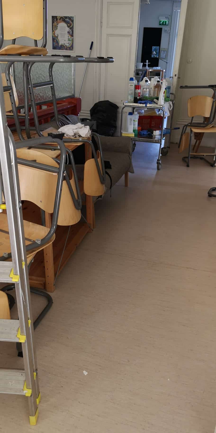 Golvvård och polering på skola i Stockholm