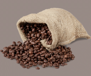 Kaffebönor i en påse. kaffe för unken doft