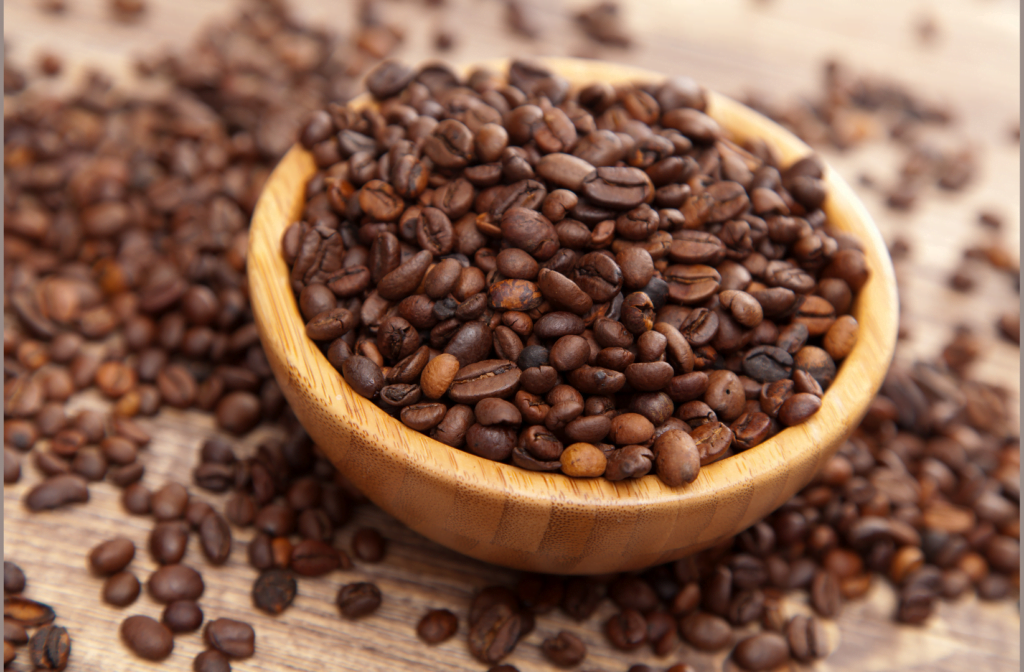 Kaffebönor i en skål. kaffe för unken doft